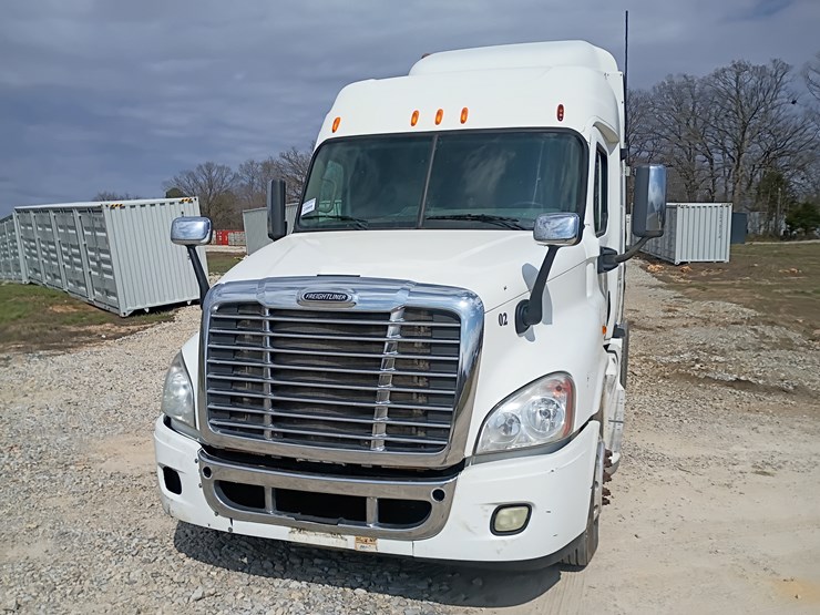 2009-freightliner-cascadia-125-image-16