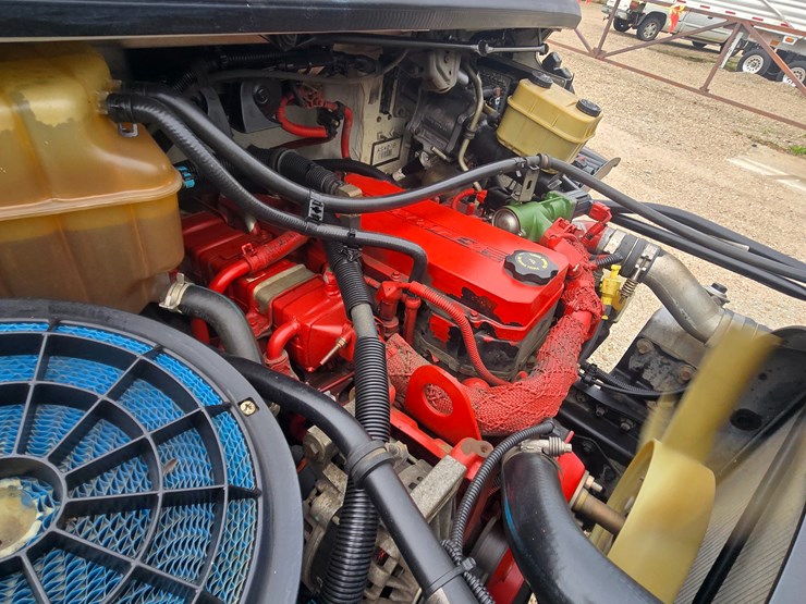 2010-freightliner-m2-106-image-45