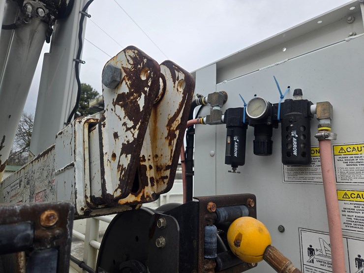 2010-freightliner-m2-106-image-74