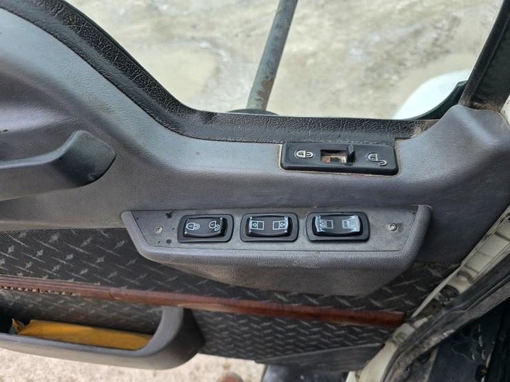 #22593-•-2016-mack-cxu613-pinnacle-sleeper-truck-image-51