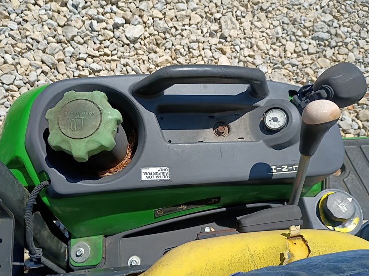 2013-john-deere-1025r-image-35