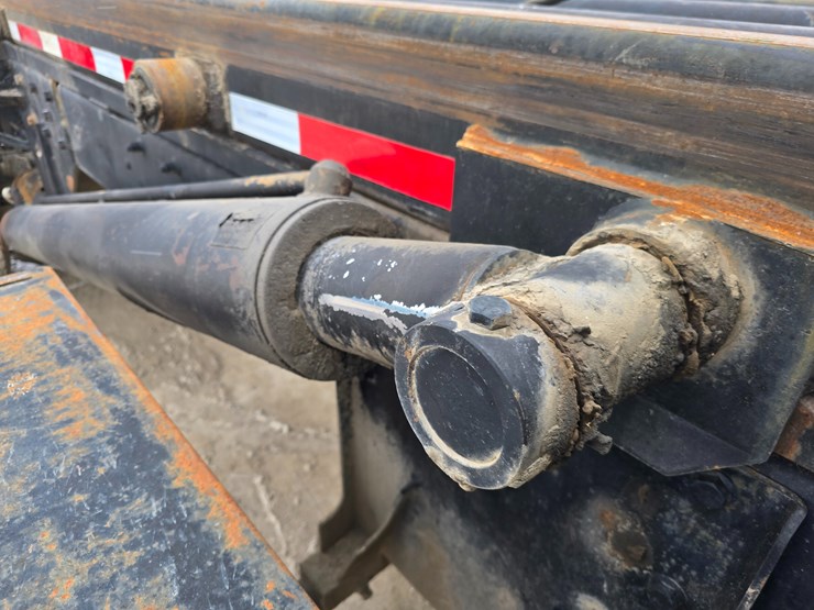 #22590-•-2007-mack-cv713-granite-roll-off-truck-image-73