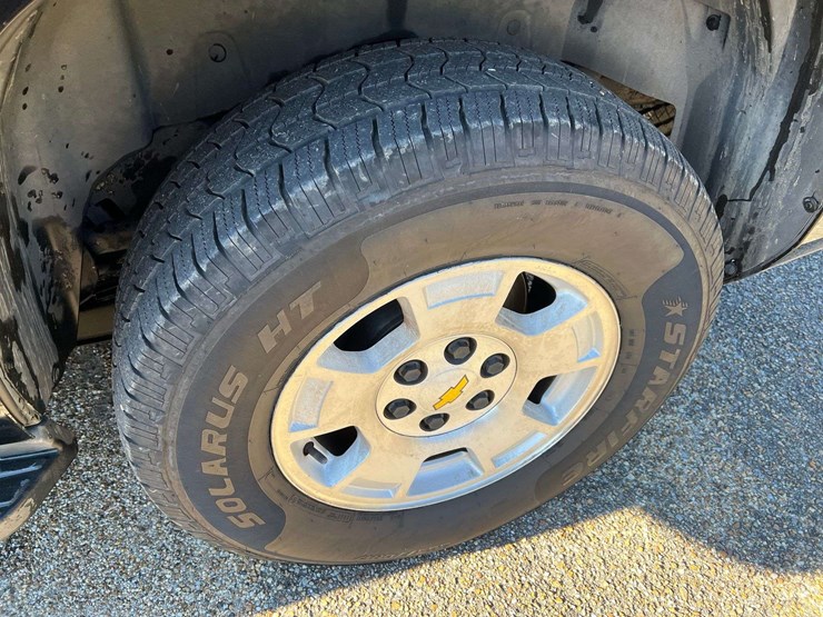 2011-chevrolet-tahoe-image-25