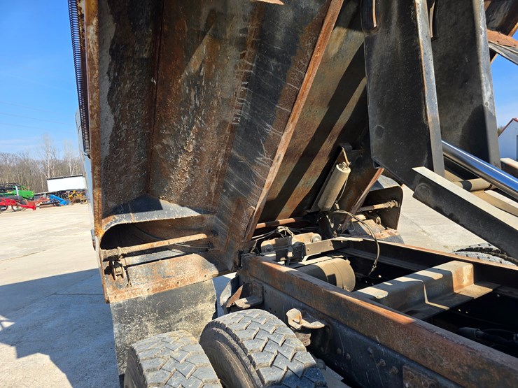 #22520-•-2002-gmc-c7500-dump-truck-image-60