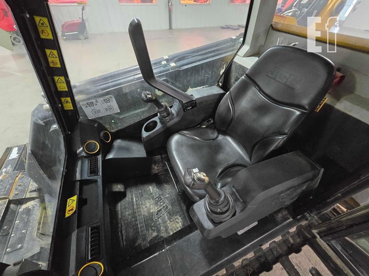 2022-jcb-3ts-8t-image-13