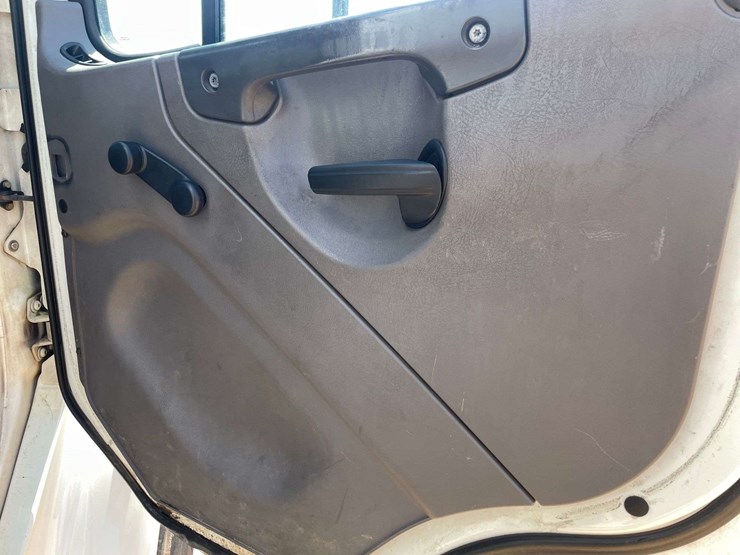 2016-freightliner-m2-106-image-20