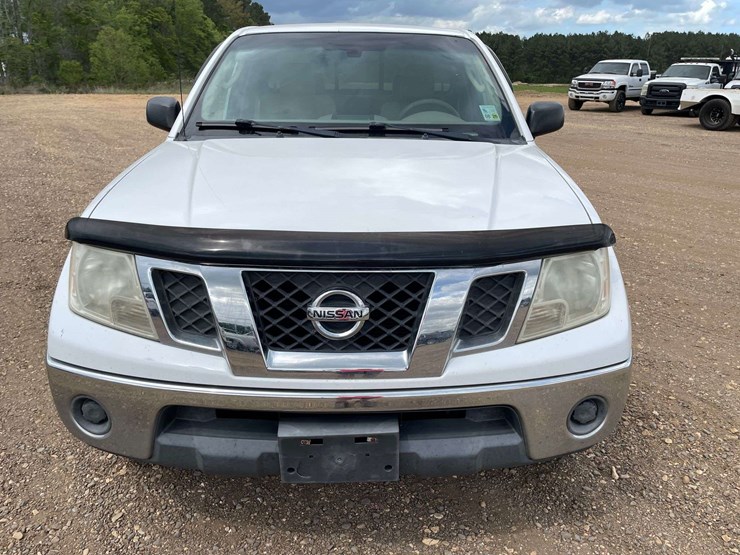 2011-nissan-frontier-sv-image-5