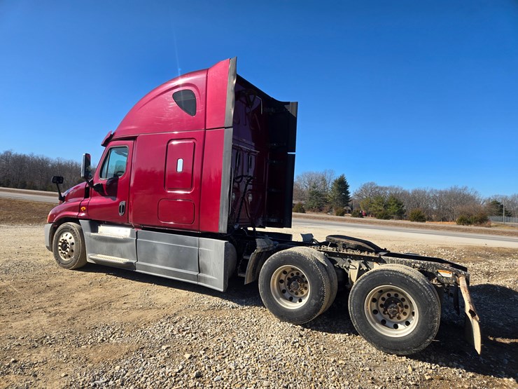 2014-freightliner-cascadia-125-image-11