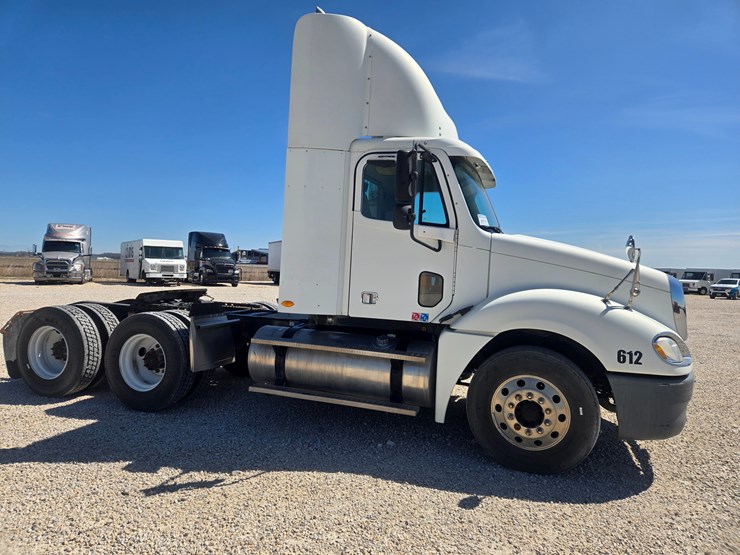 2006-freightliner-columbia-120-image-20
