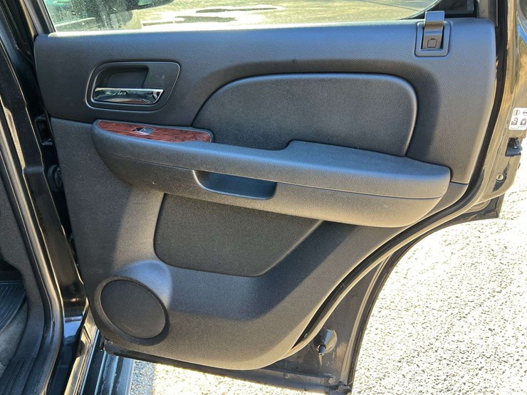 2011-chevrolet-tahoe-image-18