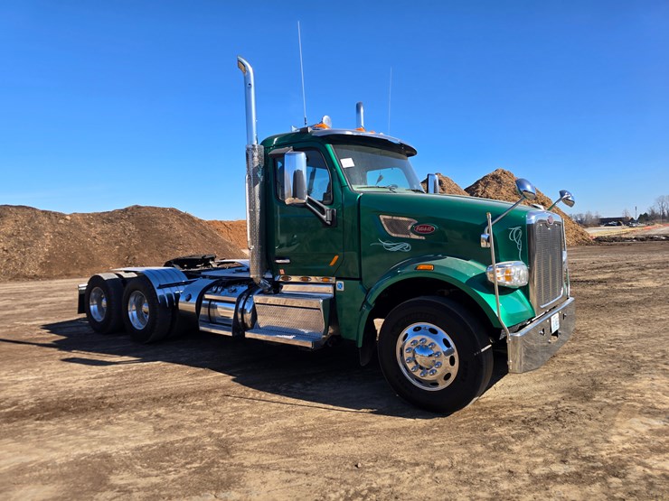 2019-peterbilt-567-image-22