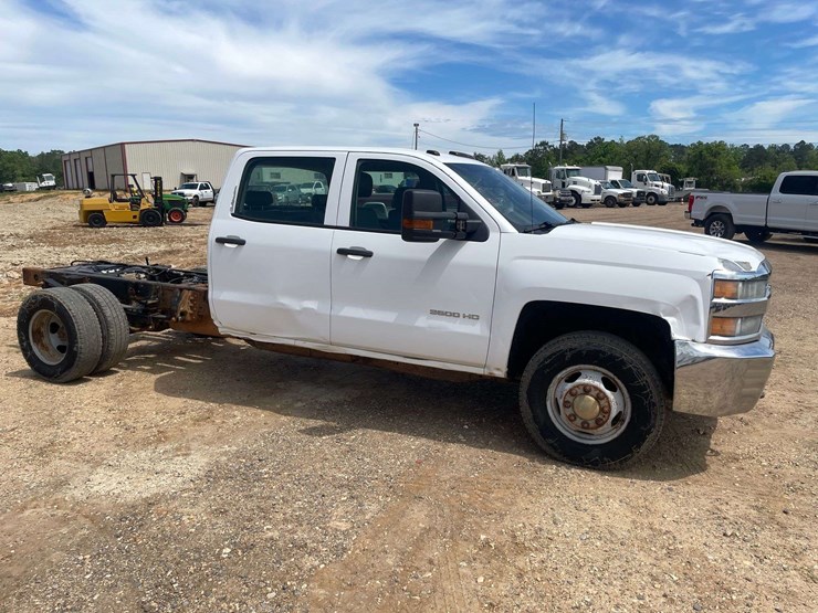 2015-chevrolet-silverado-3500-image-4