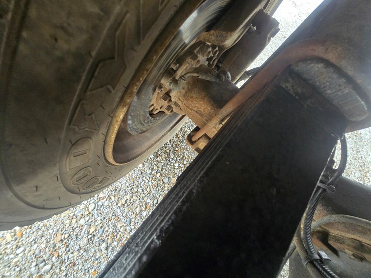 2010-freightliner-m2-106-image-89