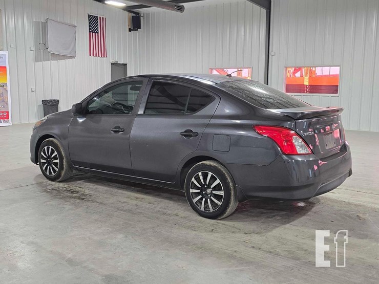 2015-nissan-versa-image-4