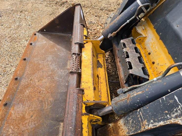 2013-deere-329d-image-18