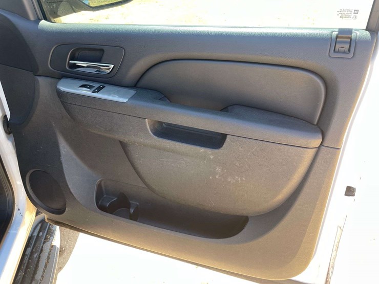 2011-chevrolet-tahoe-image-17