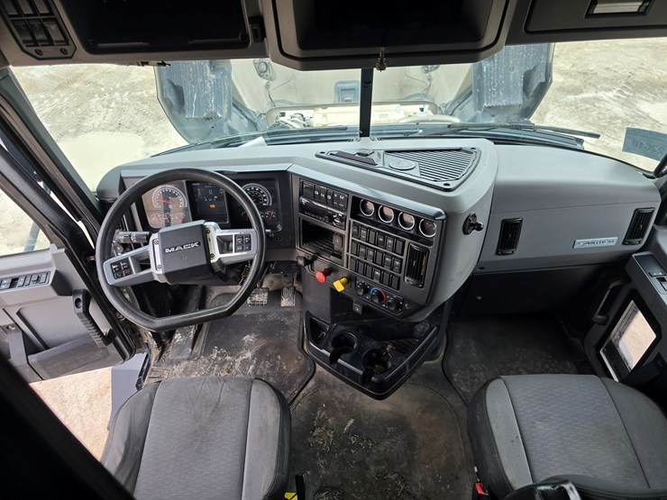 #22610-•-2019-mack-anthem-sleeper-truck-image-60