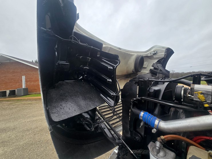 2012-freightliner-m2-106-image-41