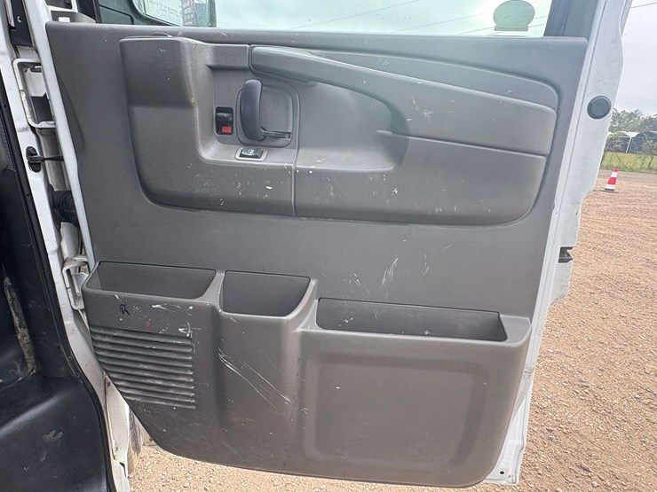 2005-chevrolet-express-3500-image-19