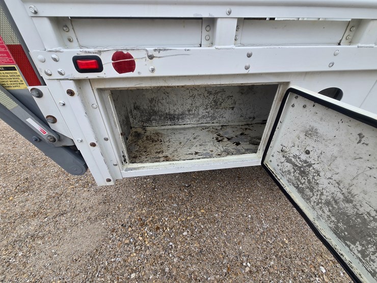 2010-freightliner-m2-106-image-86