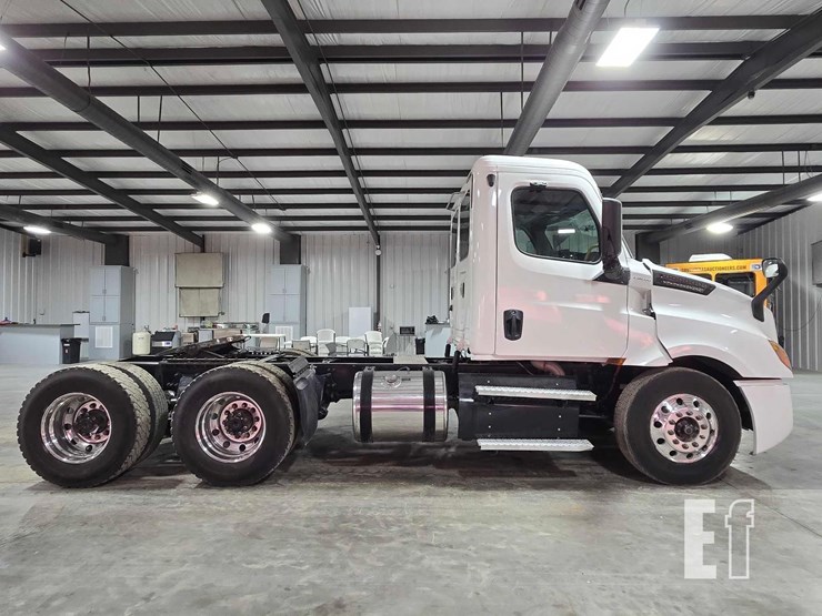 2020-freightliner-cascadia-126-image-6