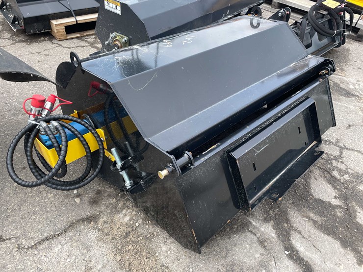 #7053-•-unused-giyi-mini-skid-steer-bucket-broom-(o10)-image-2