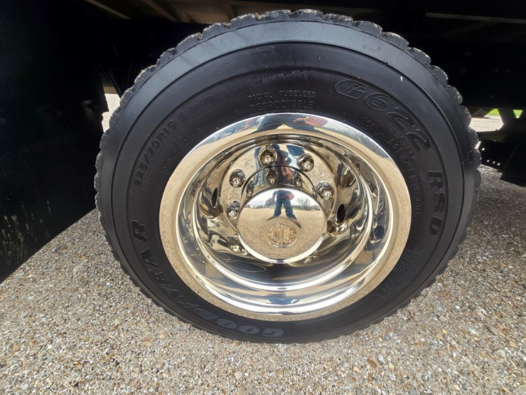 2010-freightliner-m2-106-image-87