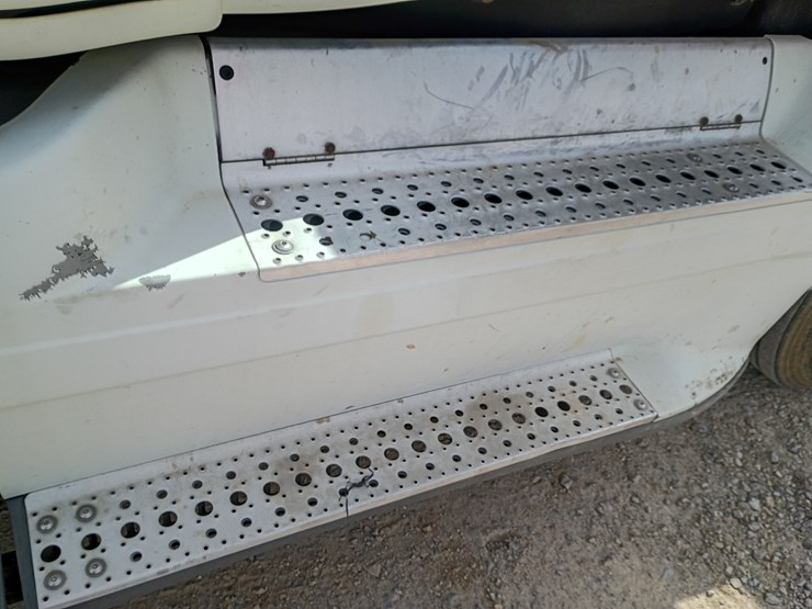 2009-freightliner-cascadia-125-image-43