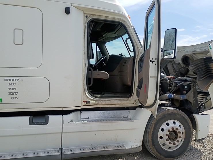 2009-freightliner-cascadia-125-image-42