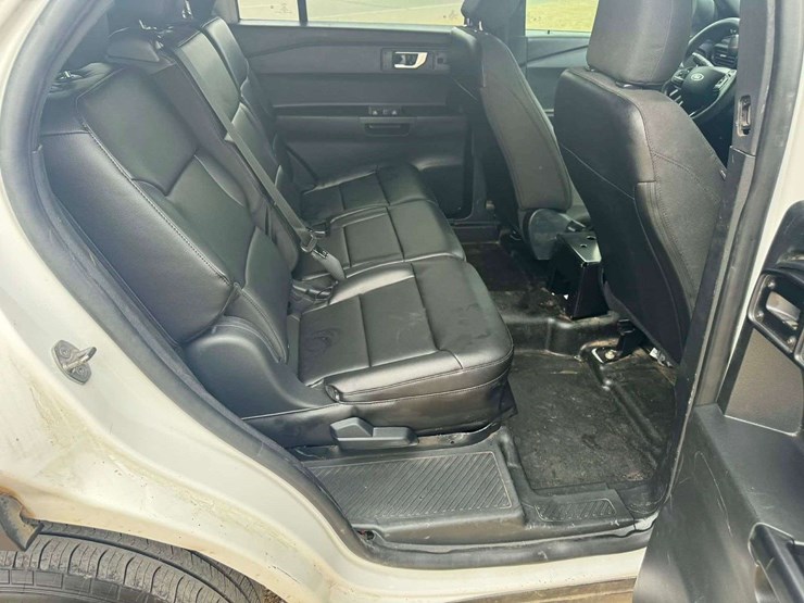 2021-ford-explorer-image-16