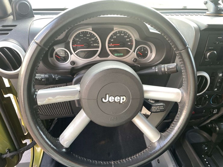 2010-jeep-wrangler-unlimited-sahara-image-12