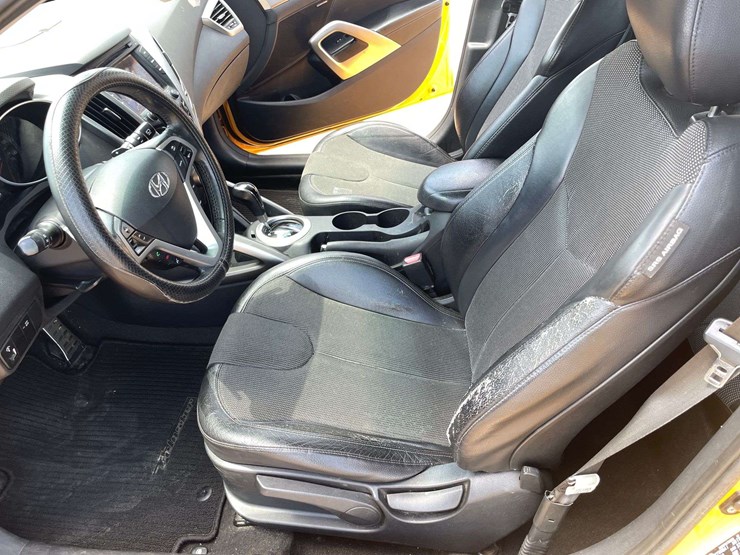 2012-hyundai-veloster-2-door-hatchback-(138,741-miles)-image-10