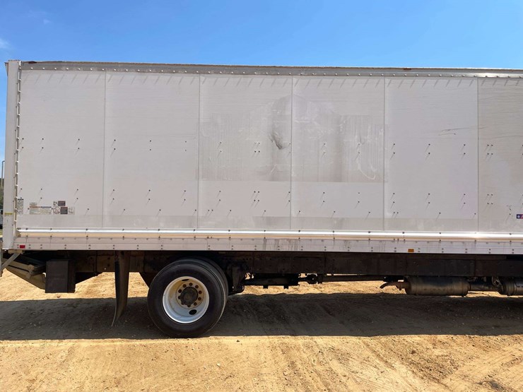 2016-freightliner-m2-106-image-18