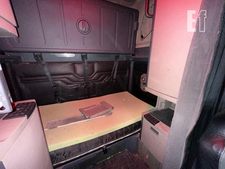 2014-freightliner-cascadia-125-image-26