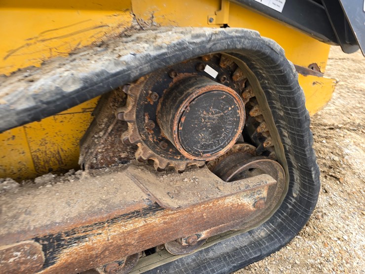 2013-deere-329d-image-21