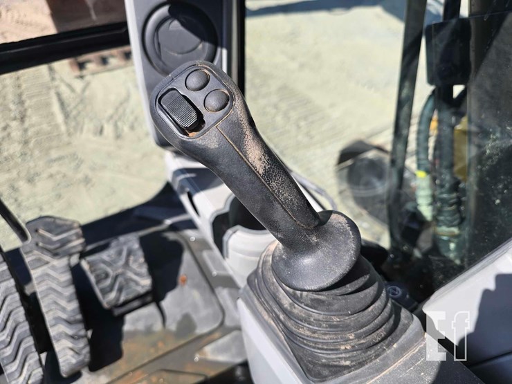 2019-caterpillar-325flcr-image-17