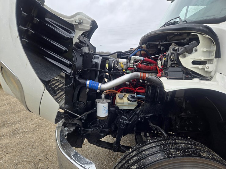 2012-freightliner-m2-106-image-32