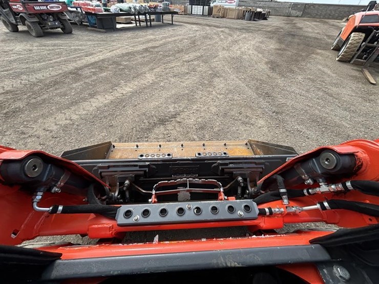 2018-kubota-ssv65-image-21