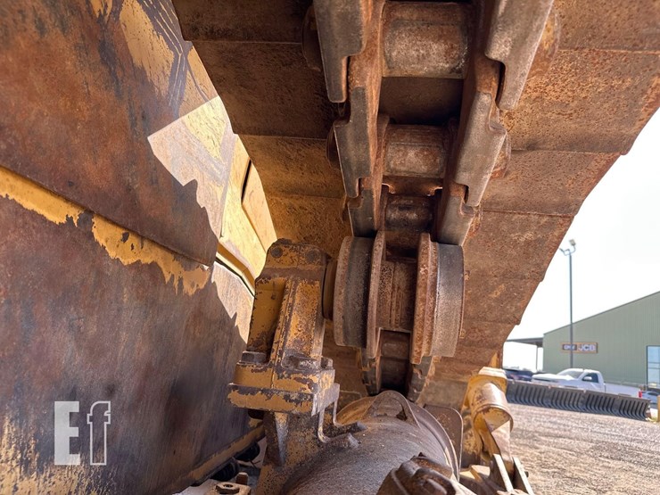 2011-caterpillar-d6t-image-42