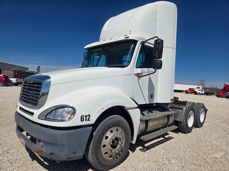 2006-freightliner-columbia-120-image-2