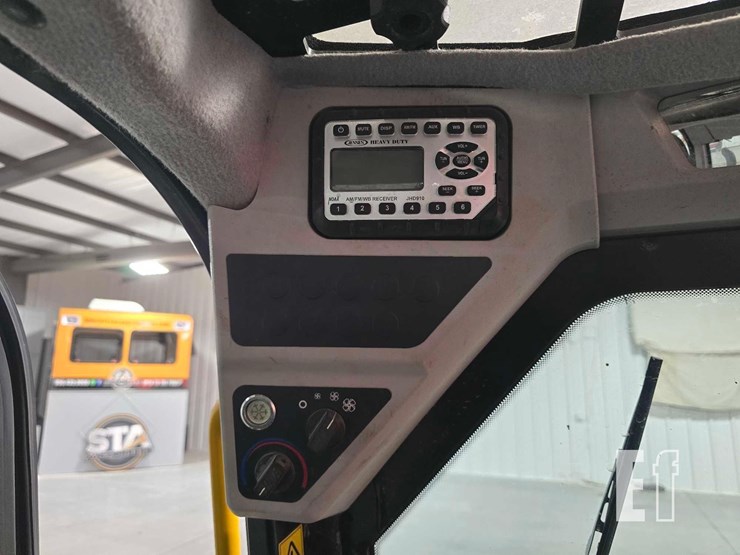 2021-jcb-3ts-8t-image-17