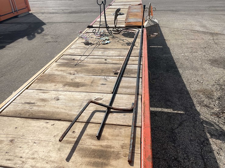 #7026-•-(8)-pieces-yard-art-decorations-(o4)-image-28