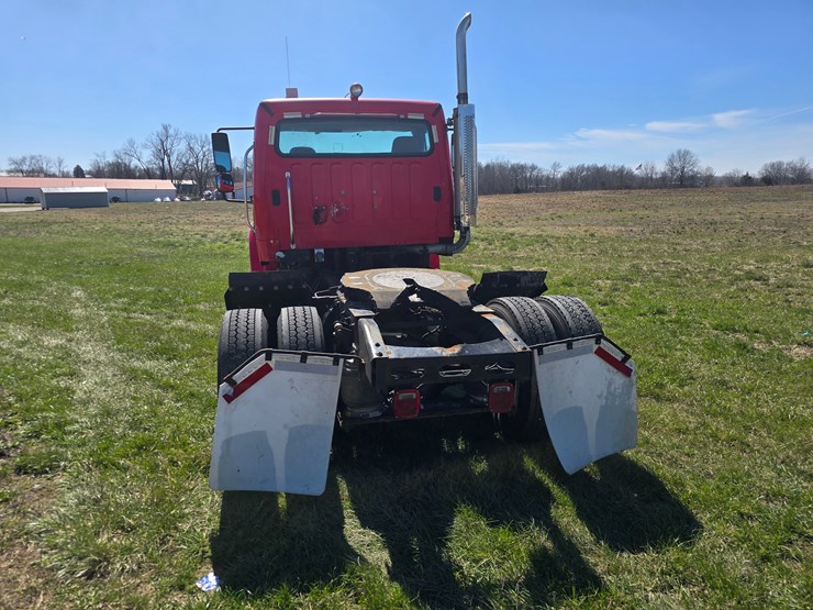 2005-freightliner-m2-106-image-9