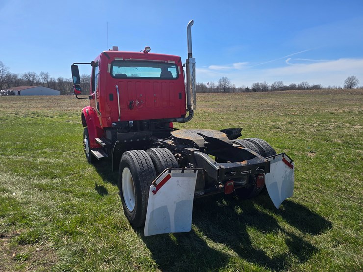 2005-freightliner-m2-106-image-8