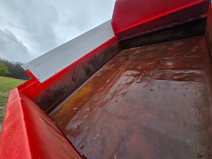 2012-freightliner-m2-106-image-60