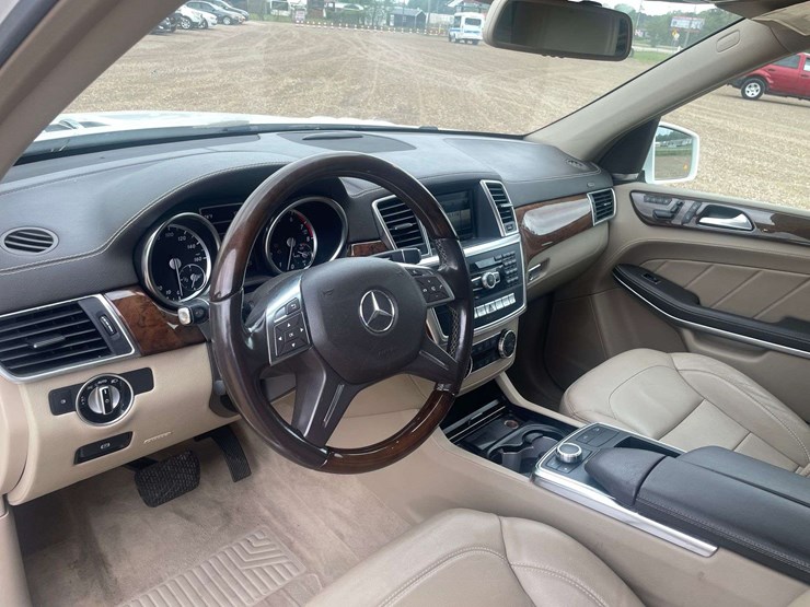 2014-mercedes-benz-gl450-image-11