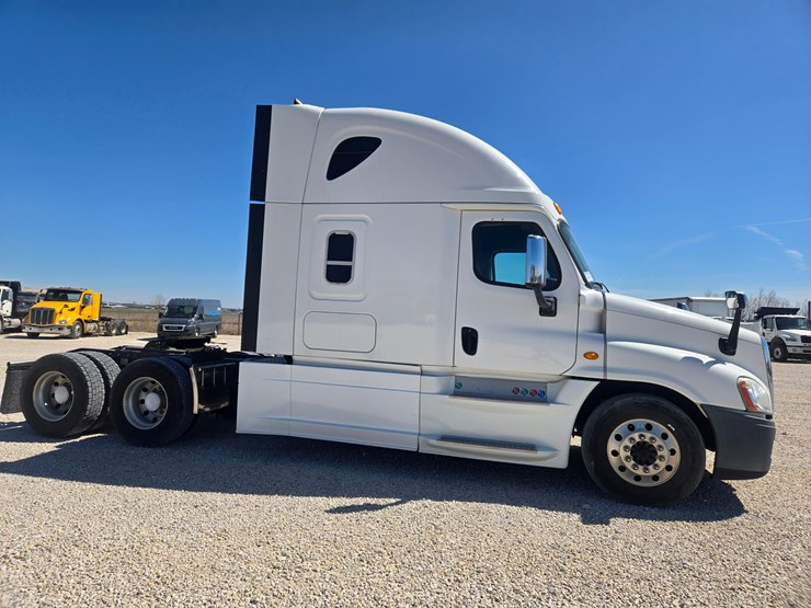 2014-freightliner-cascadia-125-image-23