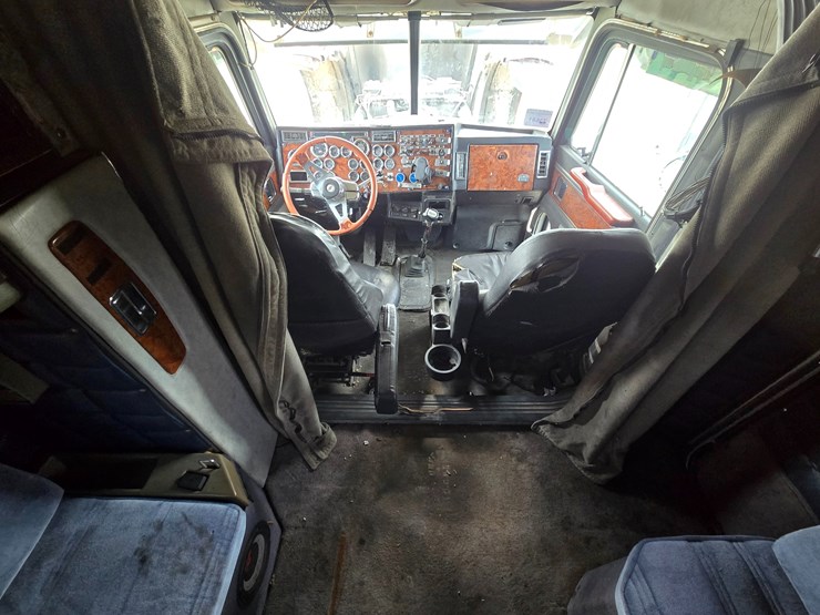 2000-peterbilt-379-image-71