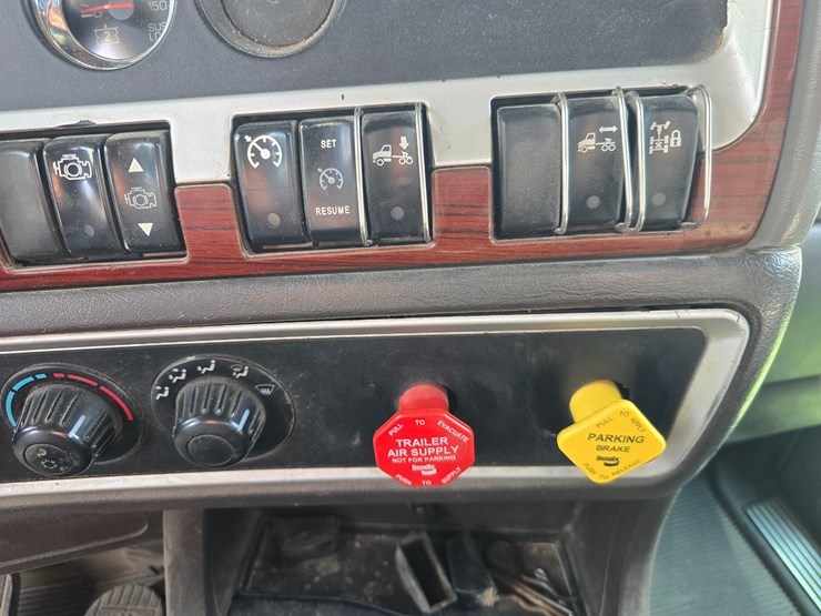 2007-kenworth-w900-image-62