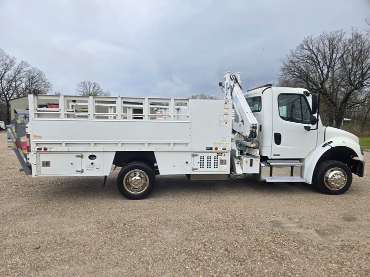 2010-freightliner-m2-106-image-22